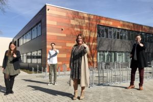 Franziska Lind, Patrick Woschek und Veronika Viehmann von der SPD Bruchköbel sprachen mit Landrat Thorsten Stolz über den Schulstandort.