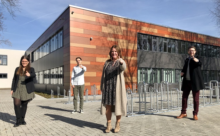 Franziska Lind, Patrick Woschek und Veronika Viehmann von der SPD Bruchköbel sprachen mit Landrat Thorsten Stolz über den Schulstandort.